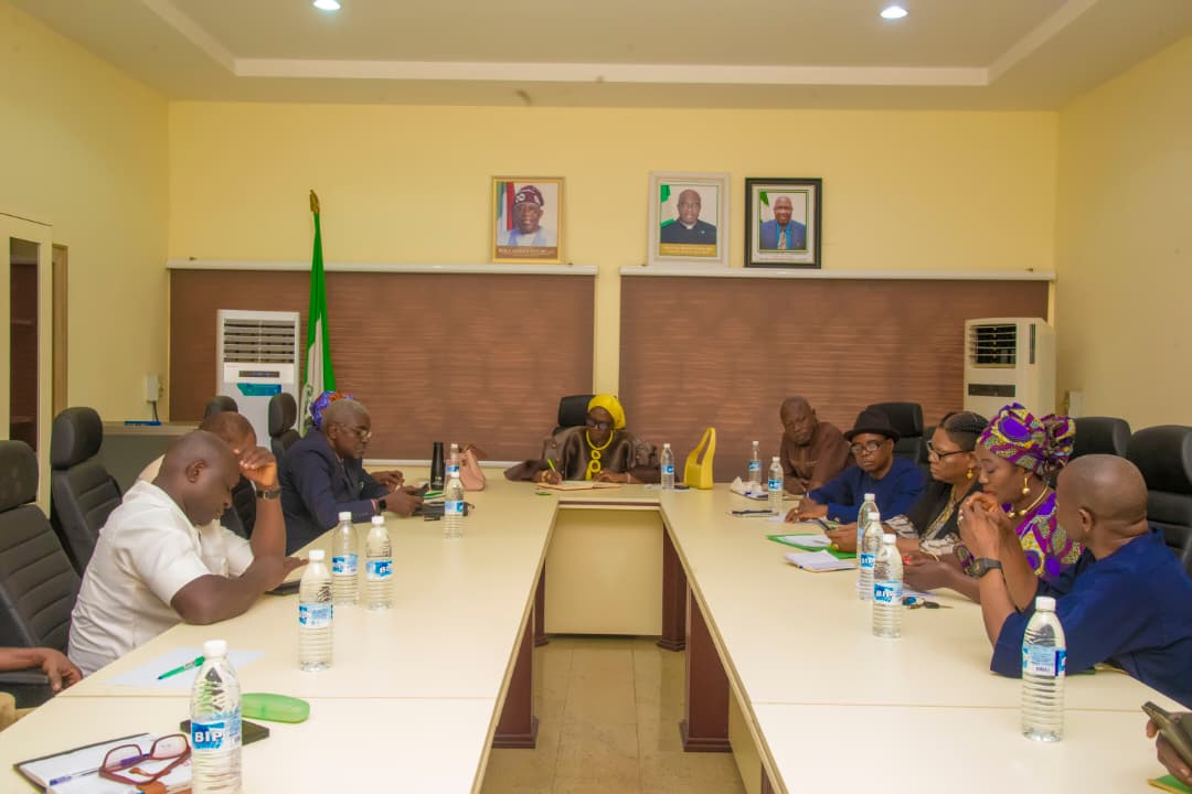 Members of council in meeting1